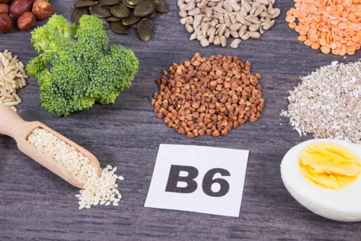 Berbagai makanan sumber vitamin b6 dan kertas bertuliskan 