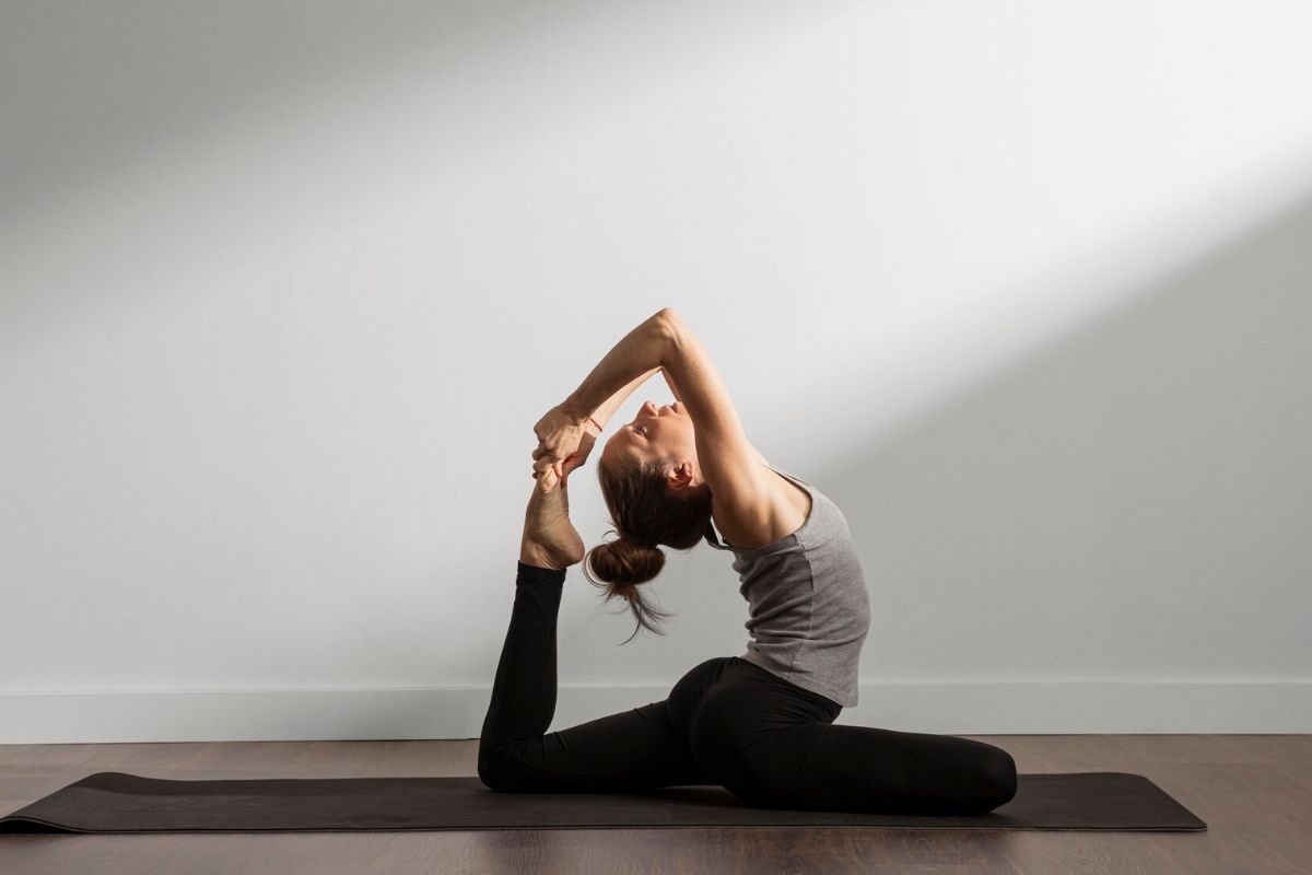 Seorang wanita sedang melakukan yoga